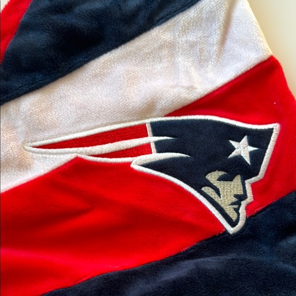 New England Patriots NFL Foco Santa Hat - Red, White, and Blue Holly Winter - Picture 2 of 5